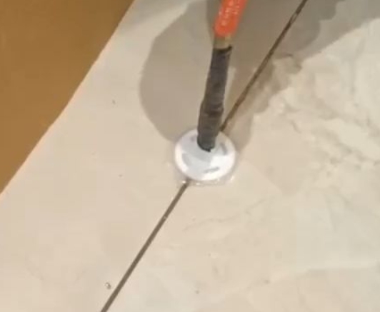 若尔盖瓷砖空鼓维修公司专业解答瓷砖在铺贴过程中，如果没有涂抹均匀到位的粘结材料（如水泥砂浆或瓷砖胶），可能会导致以下问题