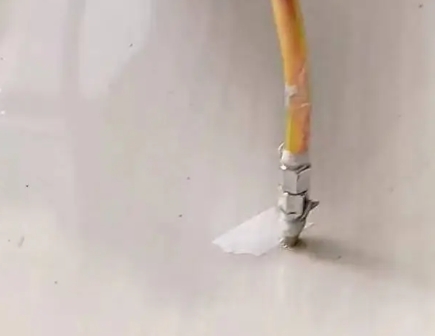 若尔盖瓷砖空鼓维修公司专业解答在瓷砖铺贴过程中，如果使用的砂料过粗（如全部使用了粗砂），可能会导致以下问题